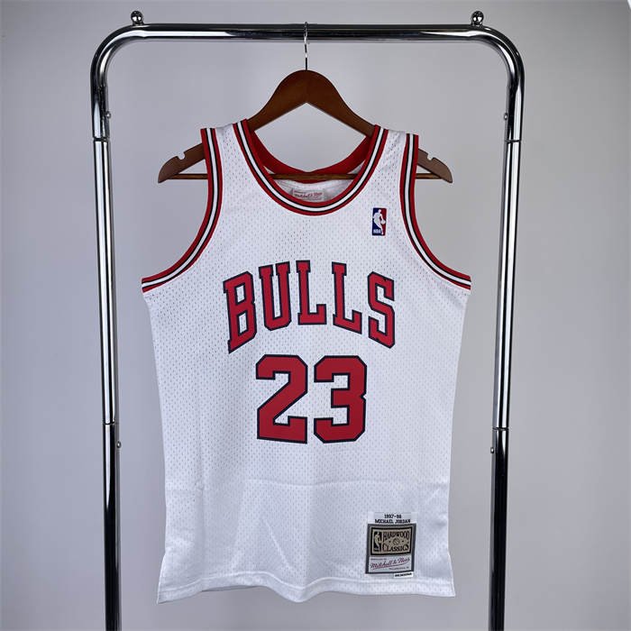 e3adae53 Chicago Bulls Michael Jordan #23 Mitchell & Ness White 1997-98 Hardwood Classics Jersey - Image 6