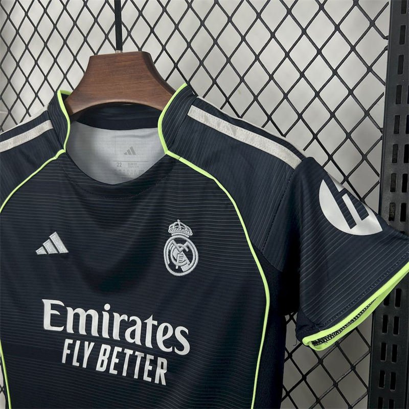 IMG_4968 25-26 Kids Real Madrid Away Kit Jersey Football Size 16-28 - Image 3